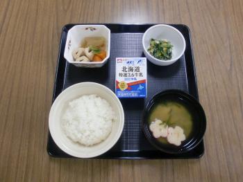 ごはん　ちくわの含め煮　ほうれん草とツナの和え物　花麩とわかめのみそ汁　牛乳