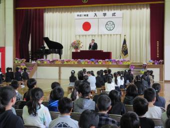 中央小学校であいさつする市長の写真