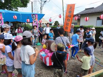 太鼓引き回しを見送る市長の写真