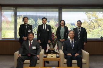 韓国大使館との写真