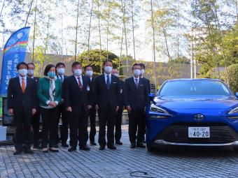 燃料電池自動車の前での集合写真