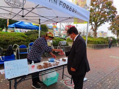 マルシェに立ち寄る市長の写真