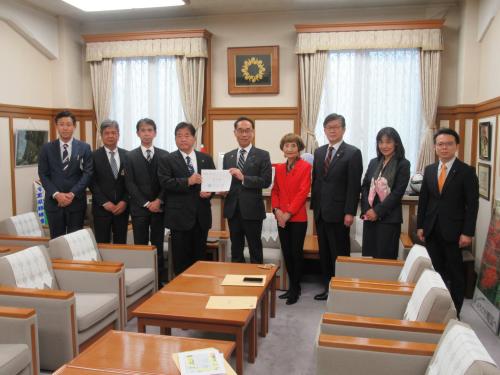 大野知事・県議会議員・市職員とともに記念撮影をする市長の様子