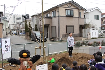 児童代表が挨拶している様子の写真