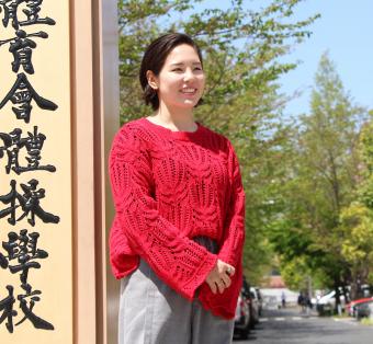 大学前に立つ本堂杏実さん