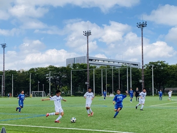 少年たちがサッカーをしている