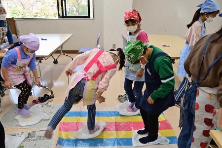 うどんの生地を踏み込む参加者の写真