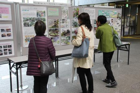 景観市民クラブの活動内容展示に見入る方々