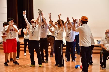 試合に勝って喜ぶ参加者たちの画像