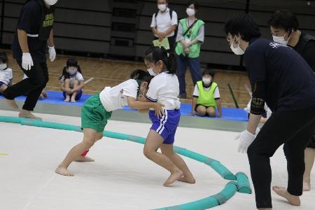 追い込まれても踏ん張る子ども力士の姿