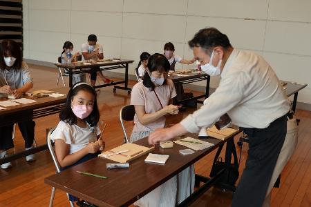 親子で箸づくり体験をしている写真