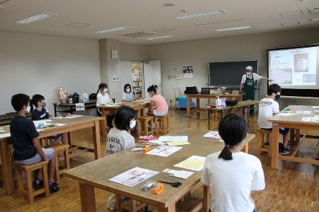 作り方の説明を受ける子どもたち