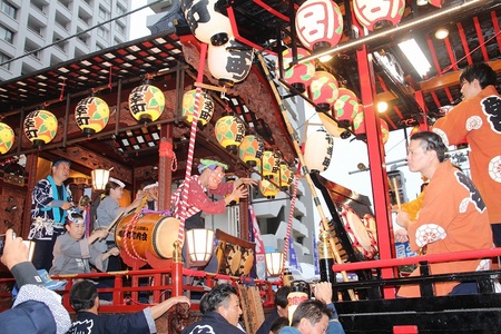 どの山車からも賑やかな祭囃子が聞こえていた