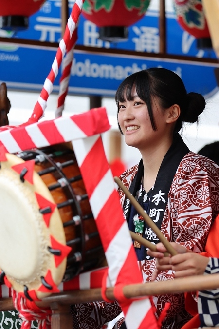 賑やかな祭囃子の様子