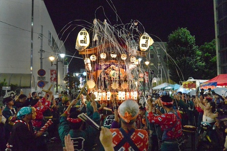 夜になり祭りもクライマックスを迎えた