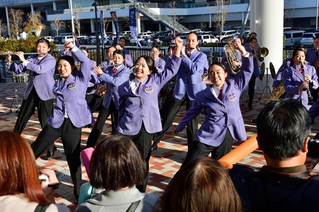 学生たちが笑顔でダンスを披露している