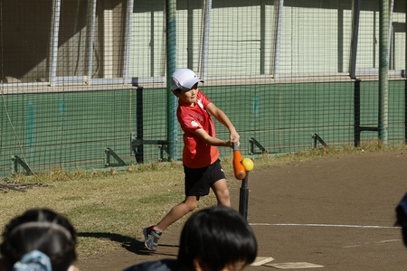 ティーボールを楽しむ子ども