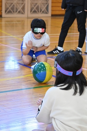 ボールを投げる児童2人の