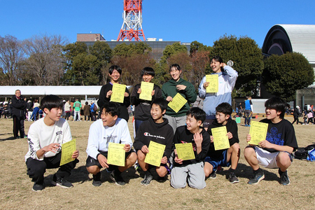 バスケットボールチームのメンバーで参加した学生グループの画像