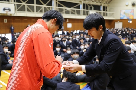 中学生のサインに応じる佐藤選手