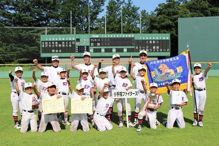 優勝した小手指ファイターズの選手の画像