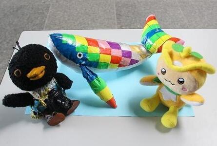 カラフルなクジラの模型。トコろんとひばりちゃんのぬいぐるみが模型の脇にある。