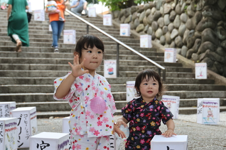 子どもがお祭りを楽しんでいる