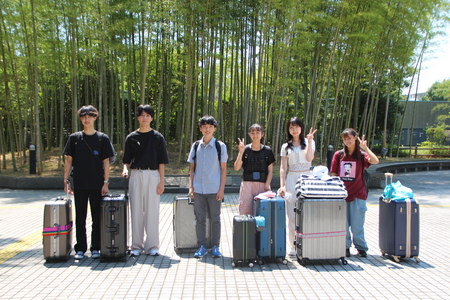 学生たちが市役所入口に集合している