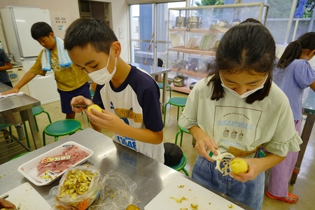 調理チームが野菜の皮をむいている様子