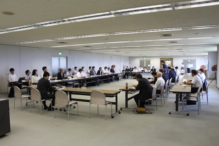 様々な団体や企業が会議をしている