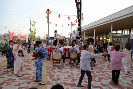 盆踊りをする人々