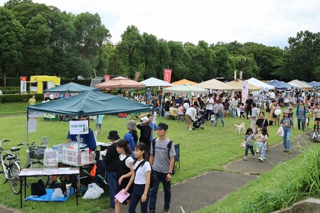 音楽祭に訪れた人々は様々な出店も楽しんだ