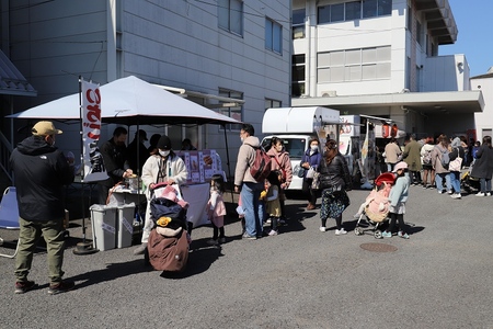 会場に並ぶテントやキッチンカー