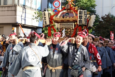 神輿をかつぐ女性たち