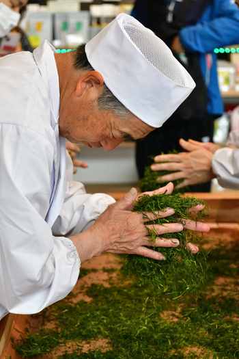 職人が集中して狭山茶を手揉みしている様子