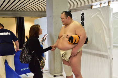 北勝富士と来場客の一人が握手している様子