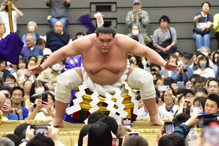 鮮やかな化粧まわしを締めた横綱の土俵入り