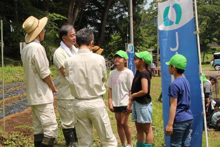 市役所河川課の職員に質問をする児童の様子