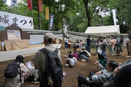 大きな紙芝居に惹きつけられます