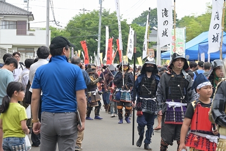 まるでタイムスリップしたような甲冑姿の武者行列