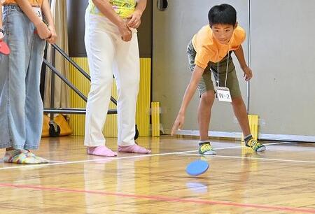 円盤を投げる子ども